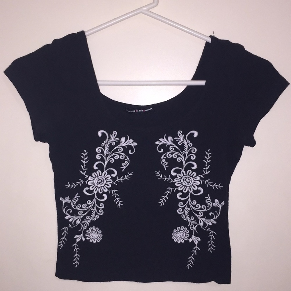 ✨ EMBROIDERED CROP TOP ✨ - Picture 2 of 3